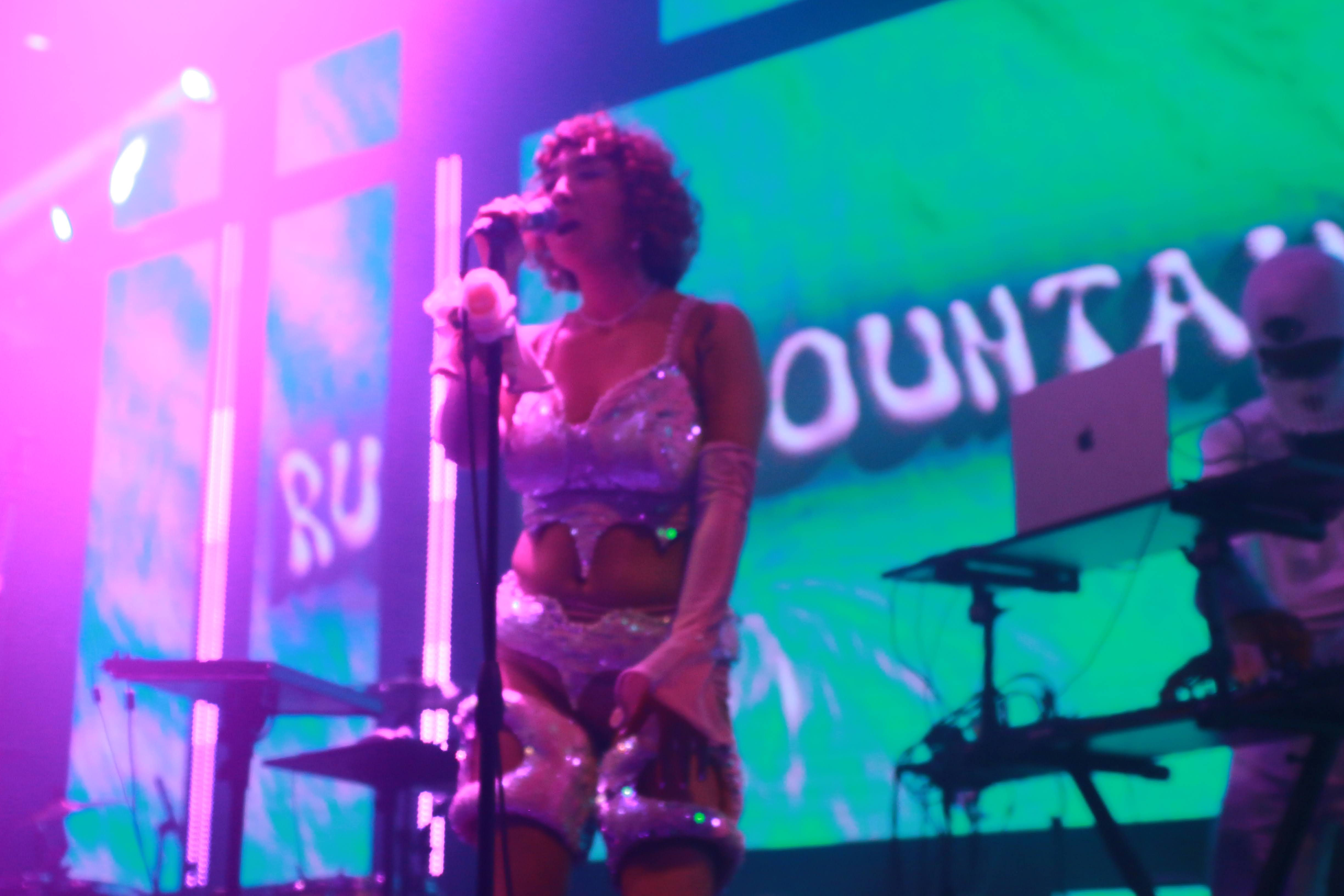Powerful stage presence from Ruby Mountain, music producer and vocalist live in Hollywood.